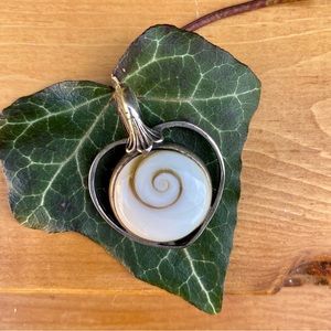Heart Shaped 925 Sterling Silver Circular Shell Embedded Pendant